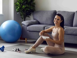Cvicenie_Jedlo_Zena_Podlozka_Fit lopta_Cinky_Obyvacka